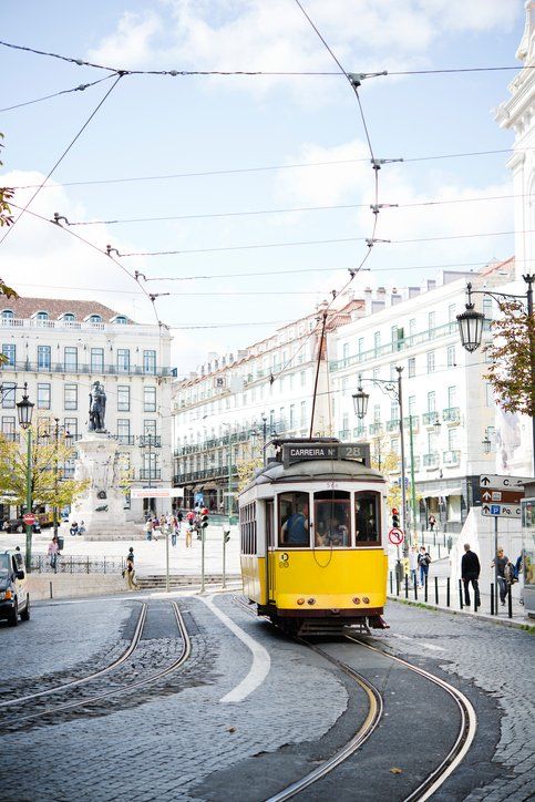 L'inconfusible tramvia groc recorre la part antiga de Lisboa, capital d'un dels països europeus que creix més ràpidament L'inconfusible tramvia groc recorre la part antiga de Lisboa, capital d'un dels països europeus que creix més ràpidament