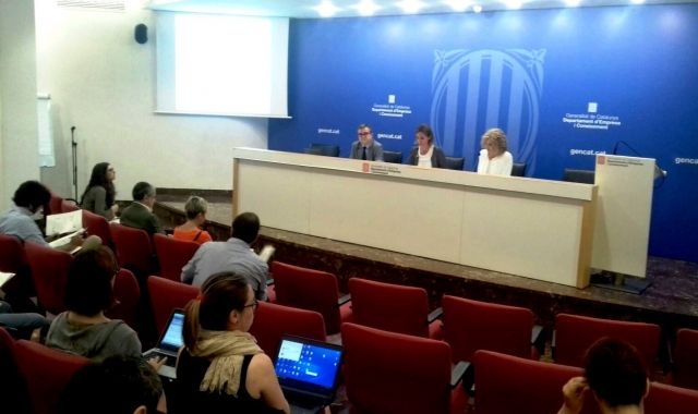 La consellera Chacón durant la presentació de l'informe sobre la indústria catalana