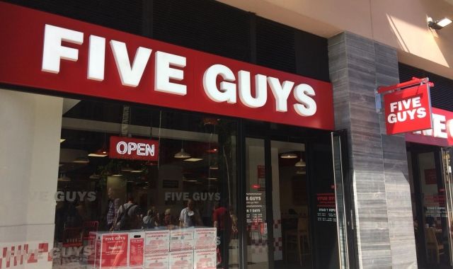 L'exterior d'un dels restaurants de Five Guys | Aiats Agustí