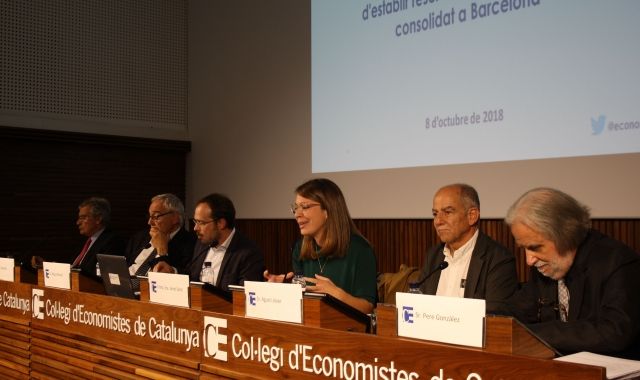 La taula de ponents durant l'acte del Col·legi d'Economistes