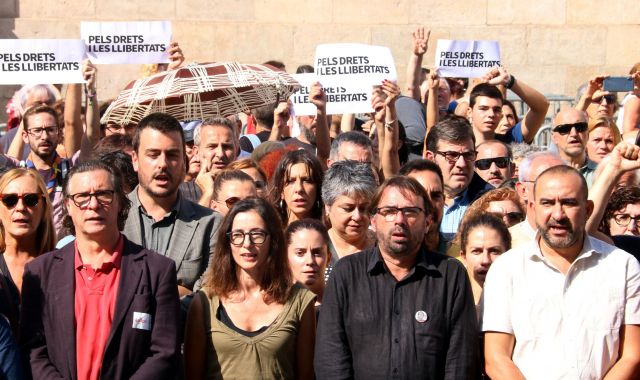 Sindicats, entitats i institucions es manifesten a la plaça Sant Jaume contra la sentència | ACN
