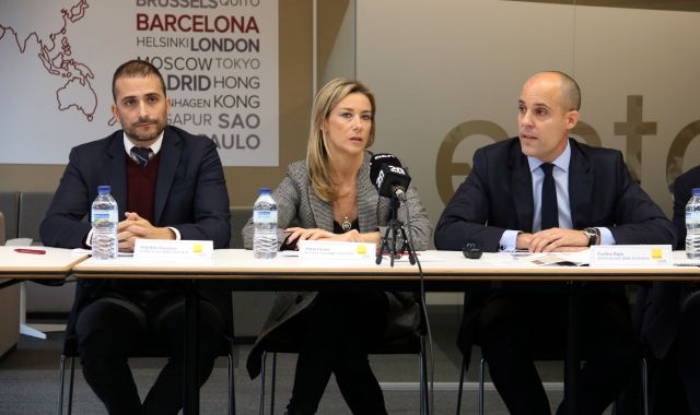 Hipólito Sánchez, Anna Gener i Carlos Bajo, de Savills Aguirre Newman, a la presentació de l'informe immobiliari d'oficines | ACN