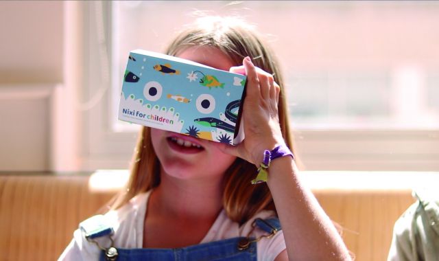 Les ulleres de realitat virtual de Nixi for Children funcionen introduint en la estructura qualsevol mòbil | Cedida