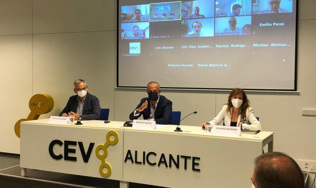 Josep Vicent Boira, Perfecto Palacio i Yolanda Atienzar, aquest dijous a Alacant | CEV 