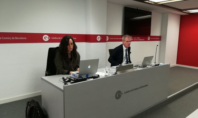 Mònica Roca i Joan Ramon Rovira durant la presentació de l'informe de conjuntura econòmica