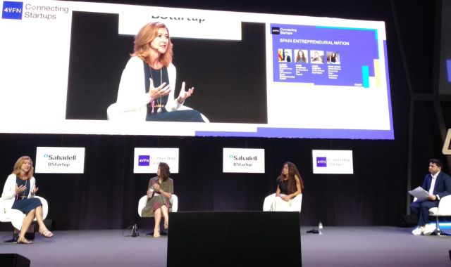 Laura Urquizu, CEO de Red Points; Irene Gómez, responsable d'innovació de Telefónica; i María González, fundadora de Tucuvi al 4YFN