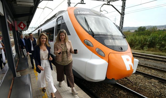 La ministra de Transportes, Movilidad y Agenda Urbana, Raquel Sánchez, frente a un tren en la estación de Castellbisbal | Pool EFE