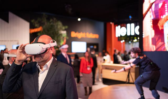 Un visitante prueba las gafas de realidad virtual en el stand de Orange