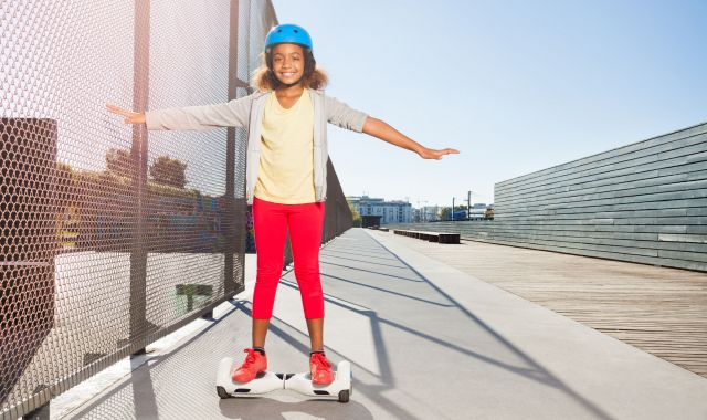 Nena circulant amb un hoverboard | iStock