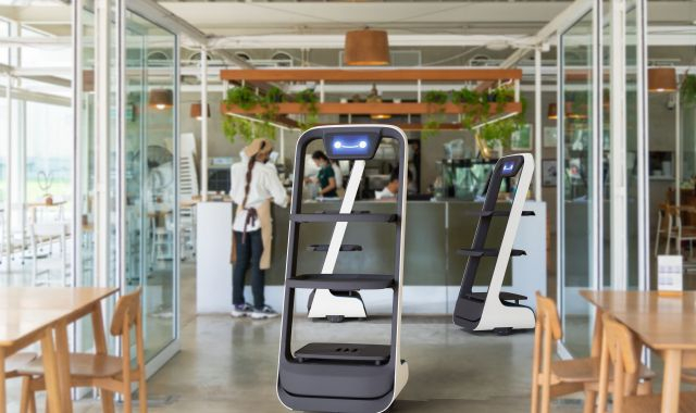 Robot cambrer autònom treballant en un restaurant | iStock