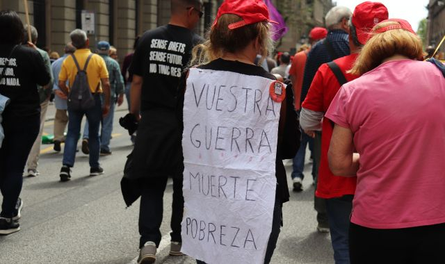 Una participant a la manifestació dels sindicats CCOO i UGT en motiu de l'1 de maig a Barcelona | ACN