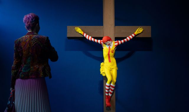 MC Jesus, una obra que mostra un Ronald McDonald crucificat | EP