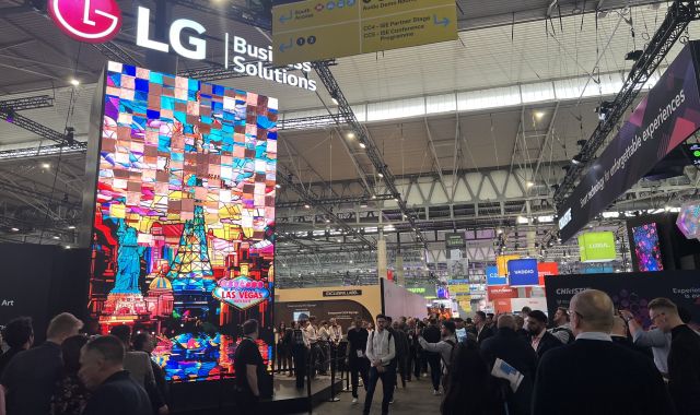 L'stand de l'empresa LG con una pantalla gigante y gente andando por los pasillos de la feria ISE 2024 | ACN