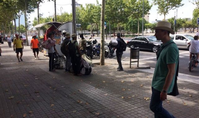 Un grup de manters al Passeig Joan de Borbó de Barcelona aquest dimecres | PGF