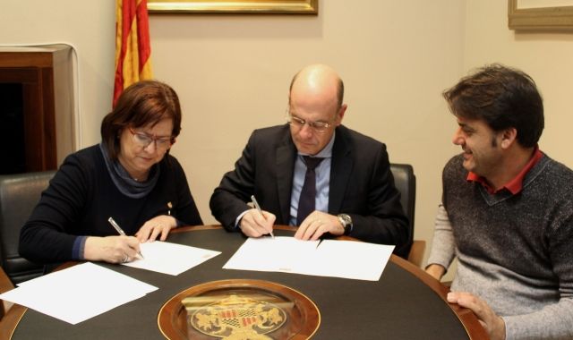 Signatura del conveni avui amb Rosa Maria Perelló, alcaldessa de Tàrrega  Josep Castany, responsable de relacions externes del Grup Bon Preu  i Jaume Folguera, regidor de l’Àrea de Polítiques de la Ciutadania