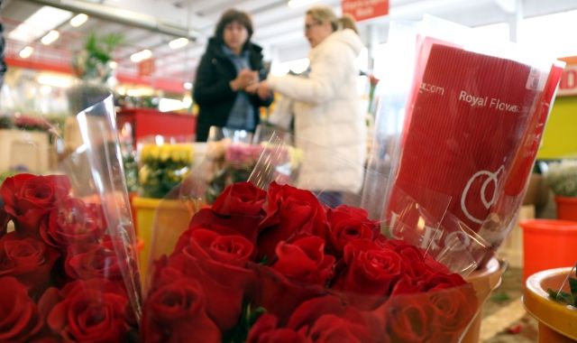 Rams de roses en el Mercat de Flor i Planta Ornamental de Catalunya | N. Vidal (ACN) 