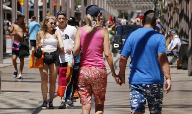 Diversos turistes passegen pel carrer Saragossa de Salou | ACN