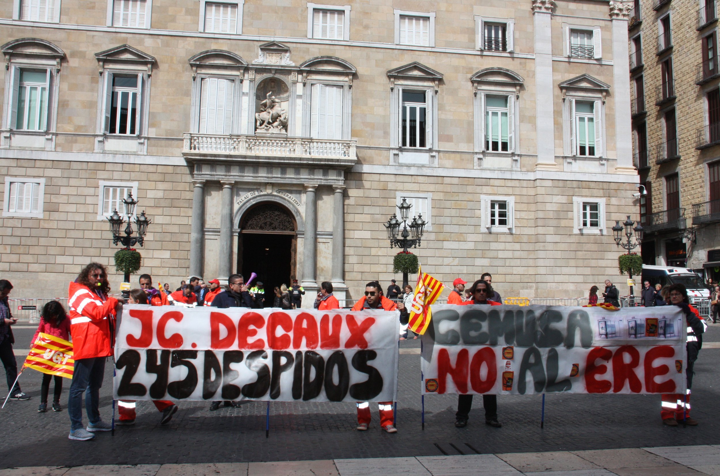 Els treballadors de Cemusa es manifesten a la plaça de Sant Jaume