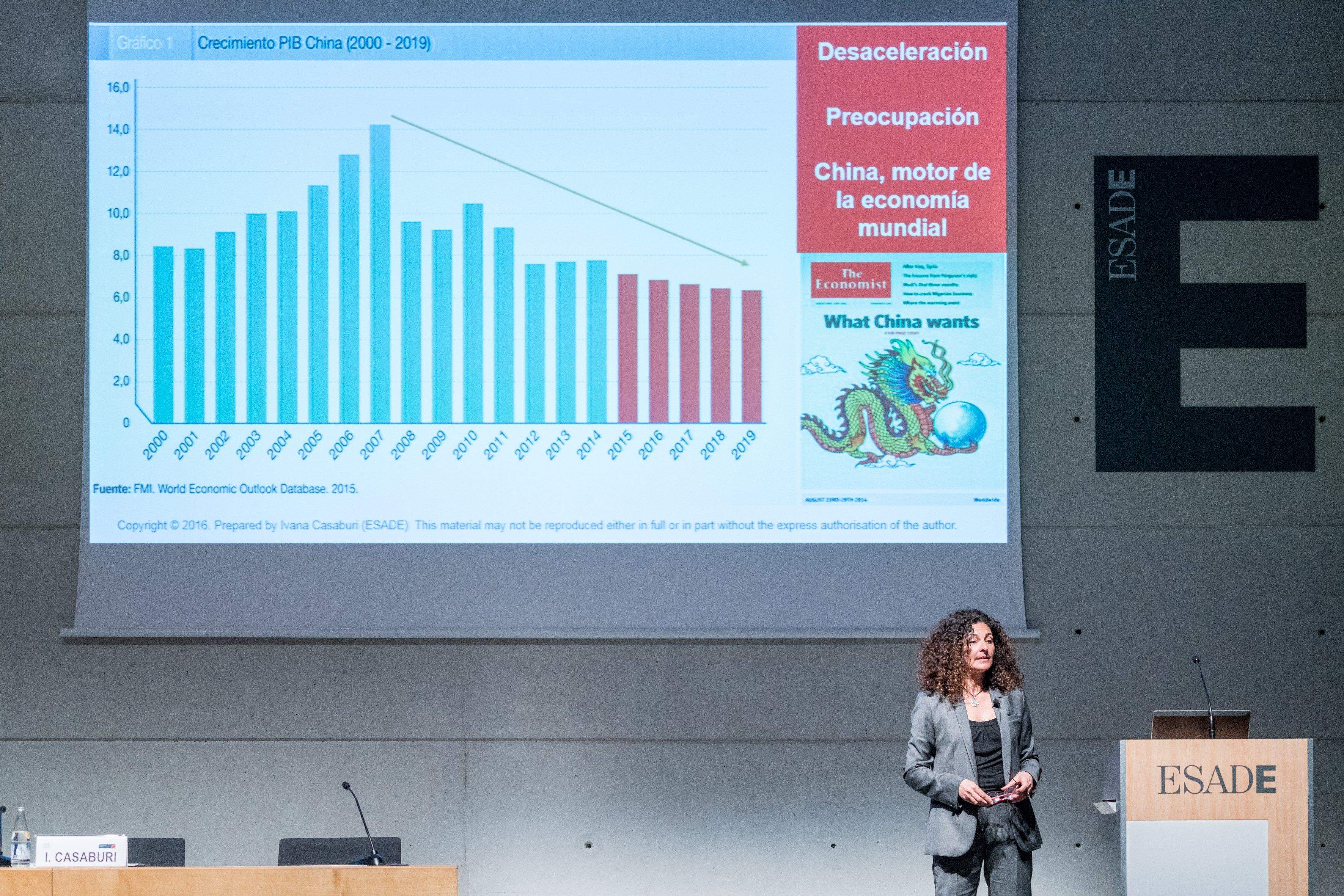 La professora Casaburi durant la presentació de l'informe
