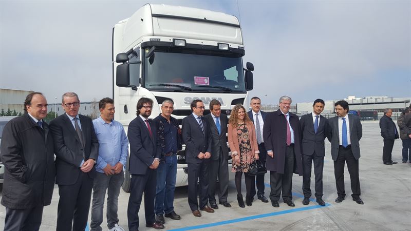 El conseller Rull durant la innauguració de l'aparcament de vehicles pesats al Port
