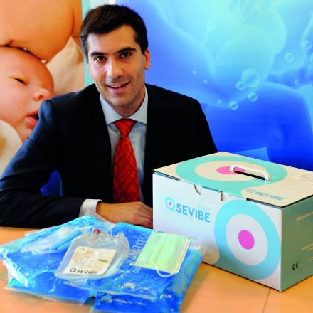 Eloi Palà, Sevibe CEO, with the kit parents have to keep ready for the day of the birth