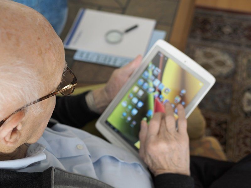 La tecnología móvil ha permitido a la gente mayor reengancharse en la tecnología con su facilidad de uso La tecnología móvil ha permitido a la gente mayor reengancharse en la tecnología con su facilidad de uso