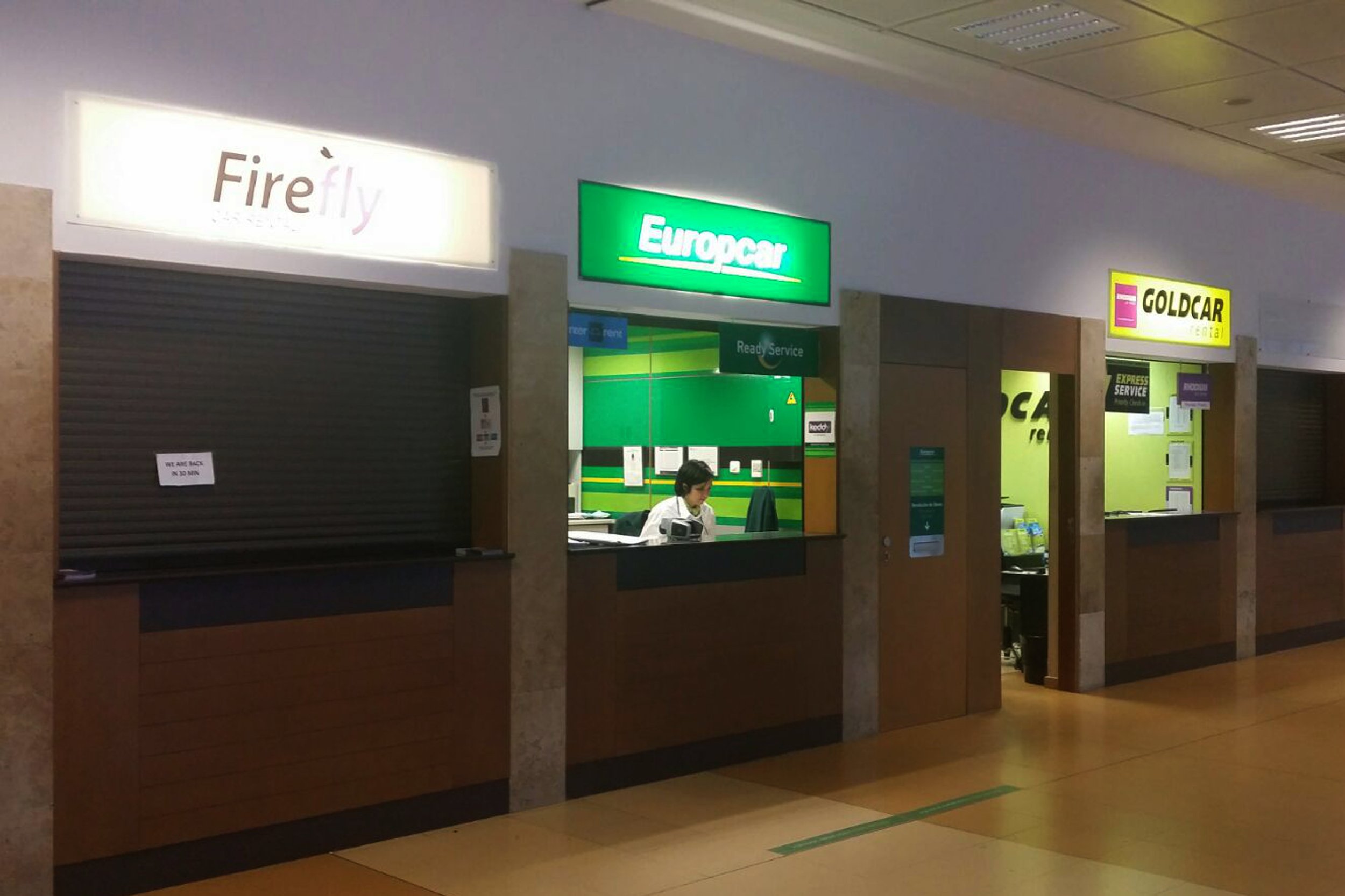 Llogar un cotxe a l'Aeroport de Girona es complica per manca d'oferta