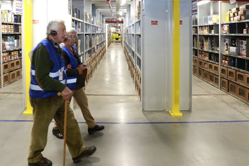Dos avis passegen per les instal·lacions d'Amazon a Madrid Dos avis passegen per les instal·lacions d'Amazon a Madrid