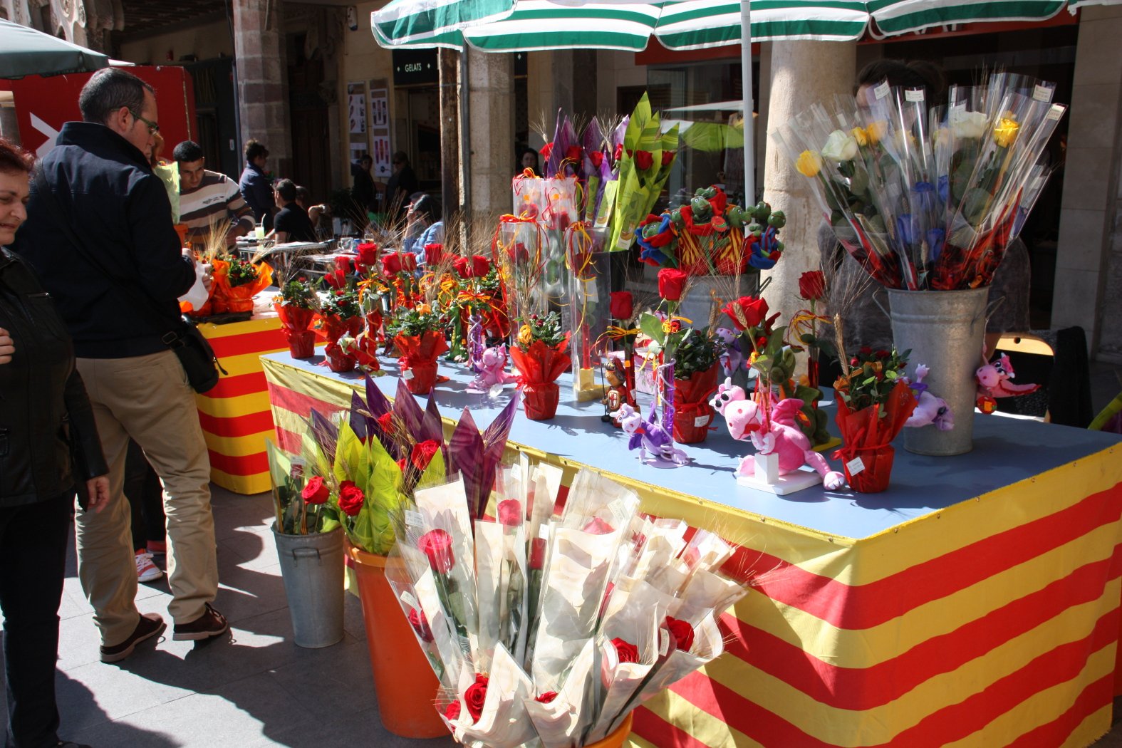 Les parades de llibres i roses omplen els centre de les ciutats catalanes amb motiu de Sant Jordi