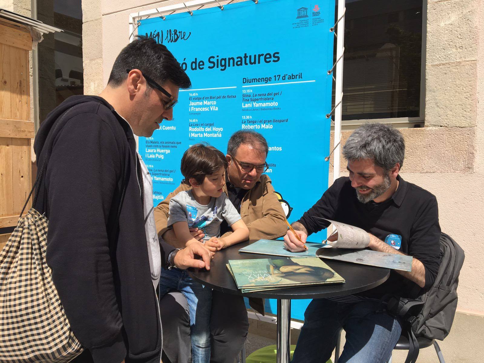 Sigantura d'exemplars del llibre 'El viatge den Biel pèl de fletxa', de l'editorial Comanegra Sigantura d'exemplars del llibre 'El viatge den Biel pèl de fletxa', de l'editorial Comanegra