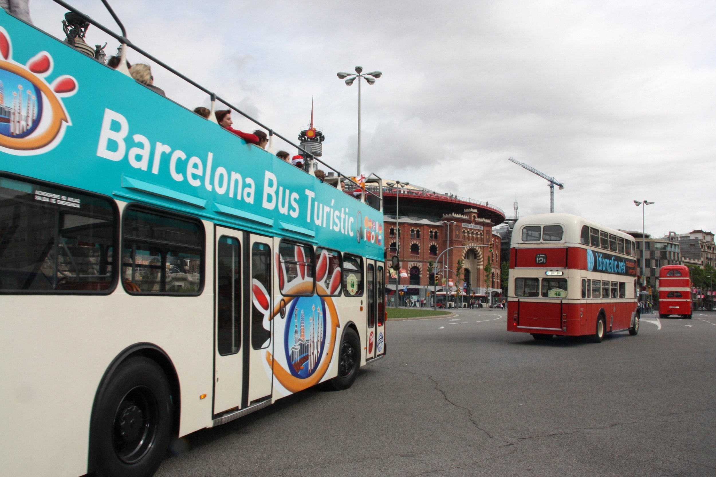 El bus turístic de Barcelona circula pels llocs més populars de la ciutat El bus turístic de Barcelona circula pels llocs més populars de la ciutat