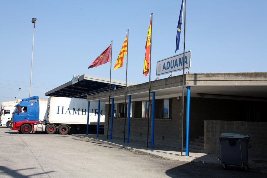 Un camió a la duana de Lleida
