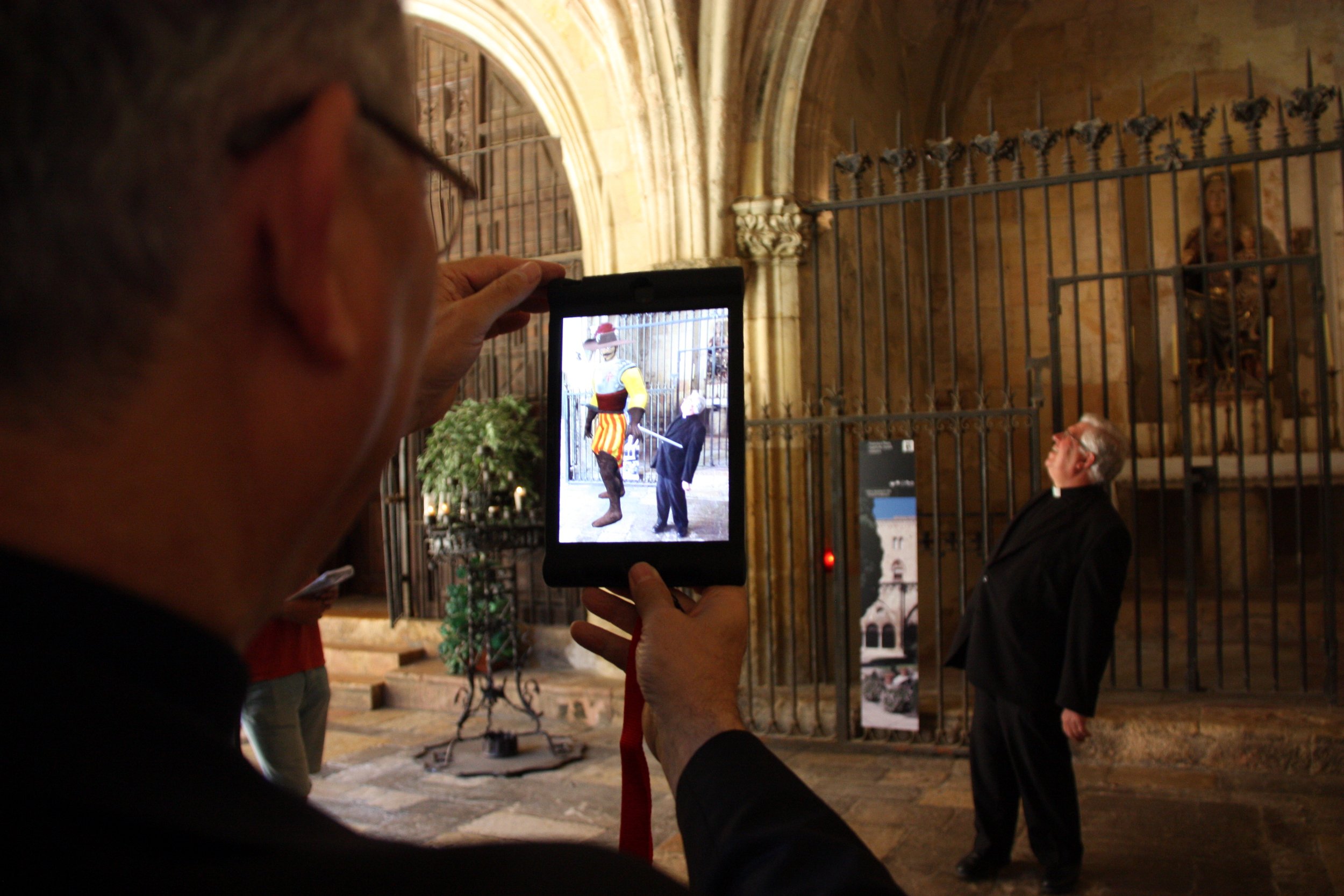 El arzobispo de Tarragona, Jaume Pujol, con el iPad en la mano