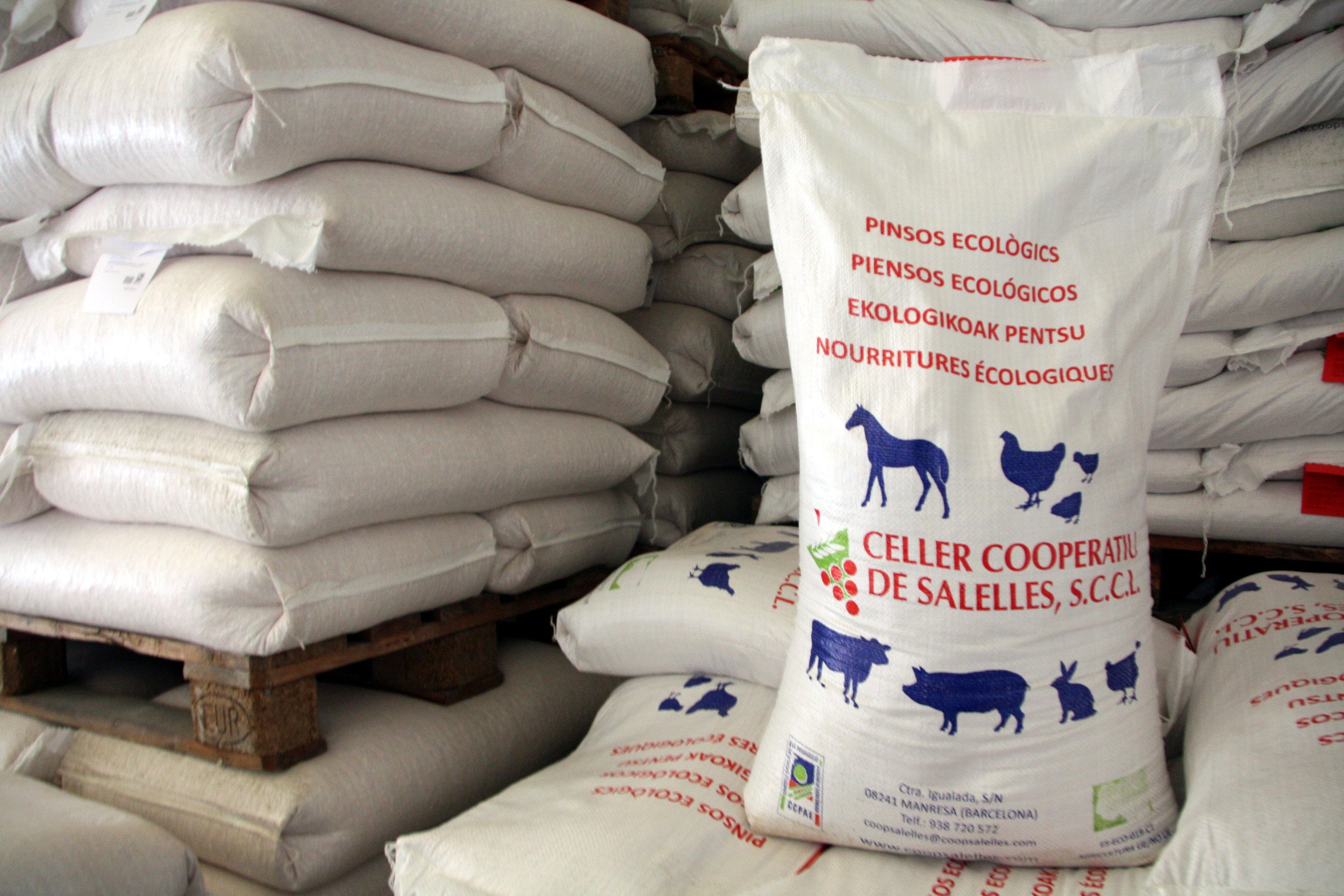 Diversos sacs de pinso ecològic produïts a la planta de Salelles