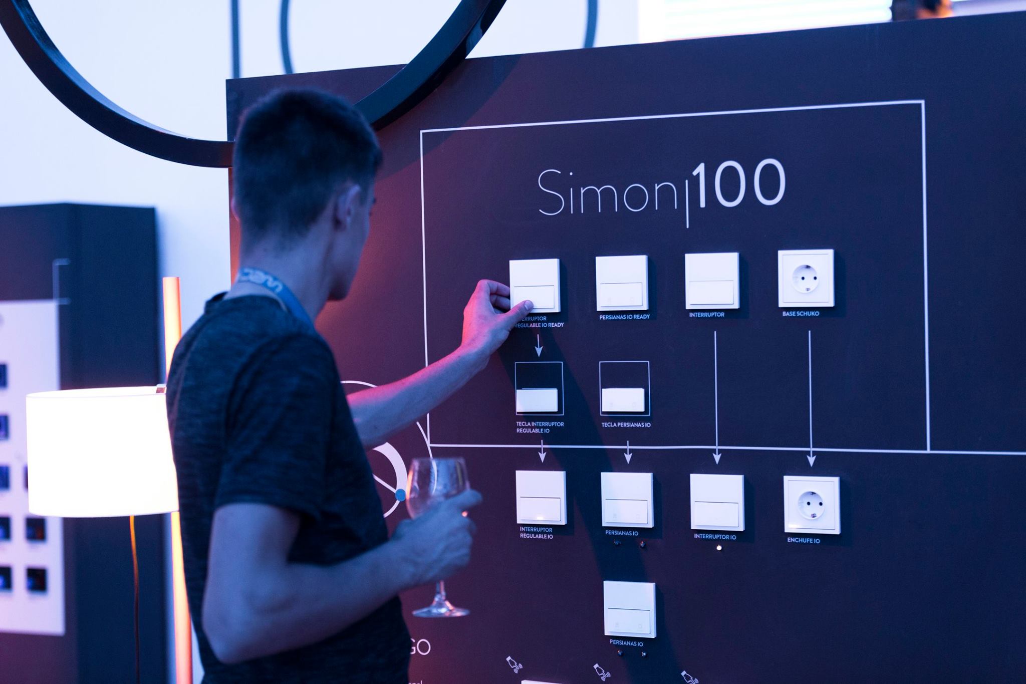 L'exposició ' Interfícies' de Simon s'exposa al Disseny Hub de Barcelona
