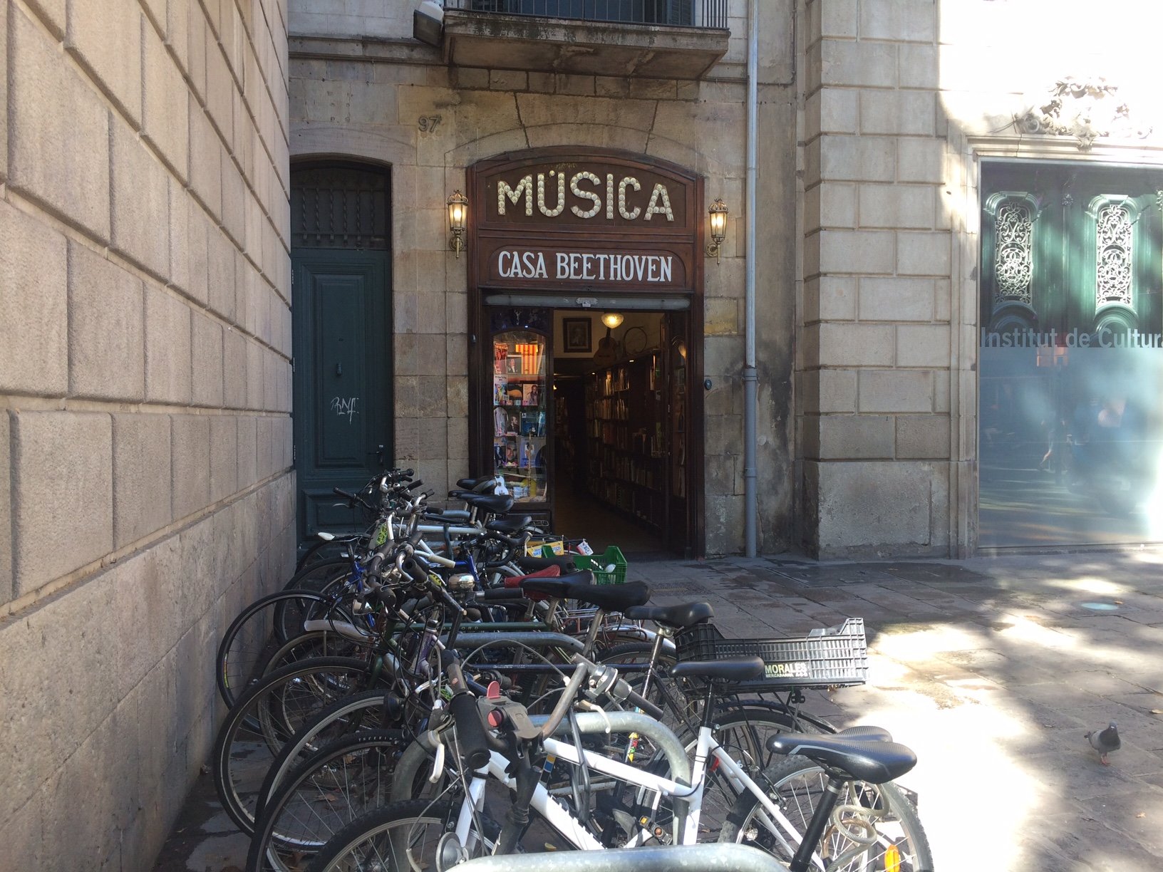 La fachada del establecimiento saluda los turistas que cada día andan por las Ramblas