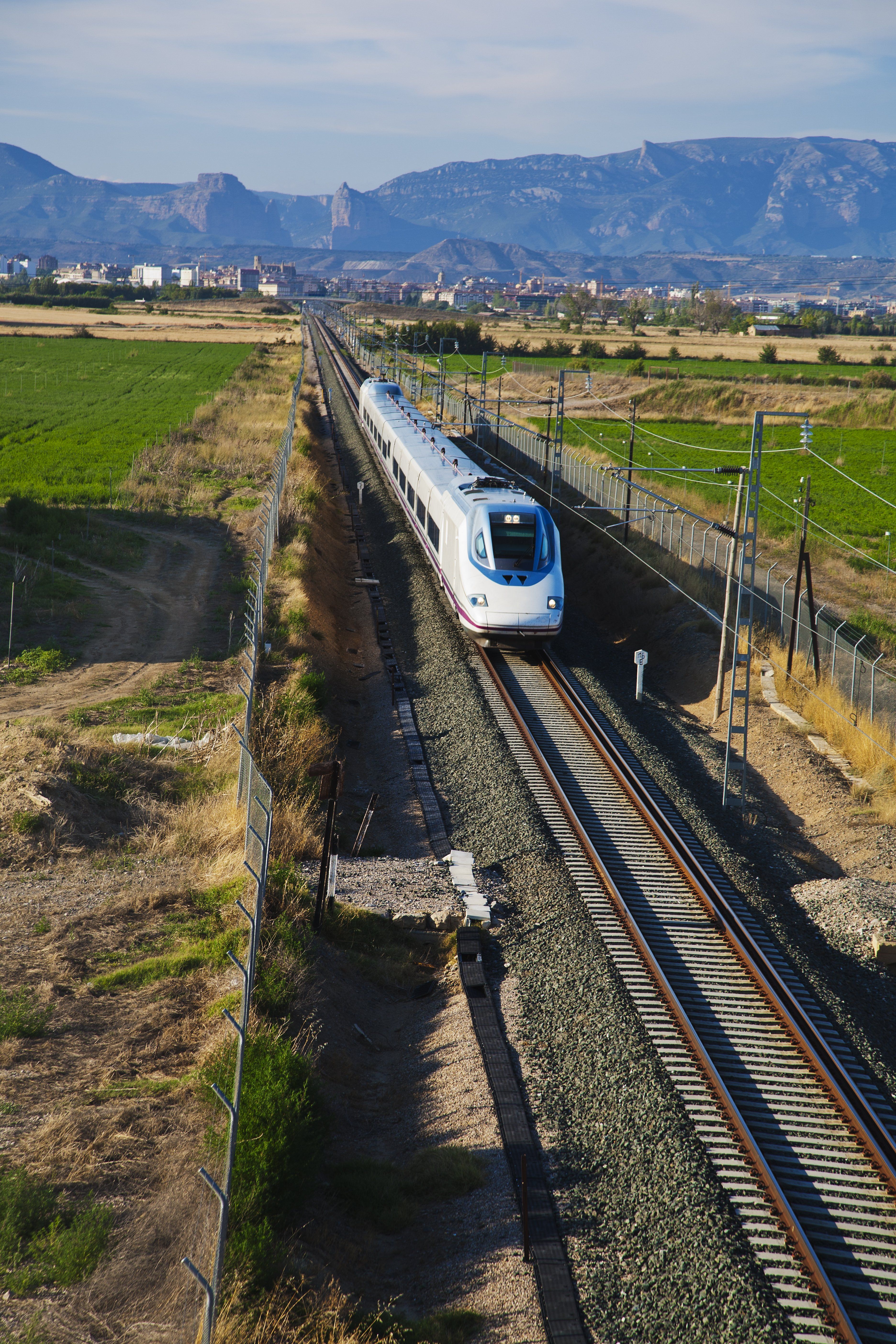 Els passatgers de trens d'alta velocitat encara no superen els d'avió Els passatgers de trens d'alta velocitat encara no superen els d'avió