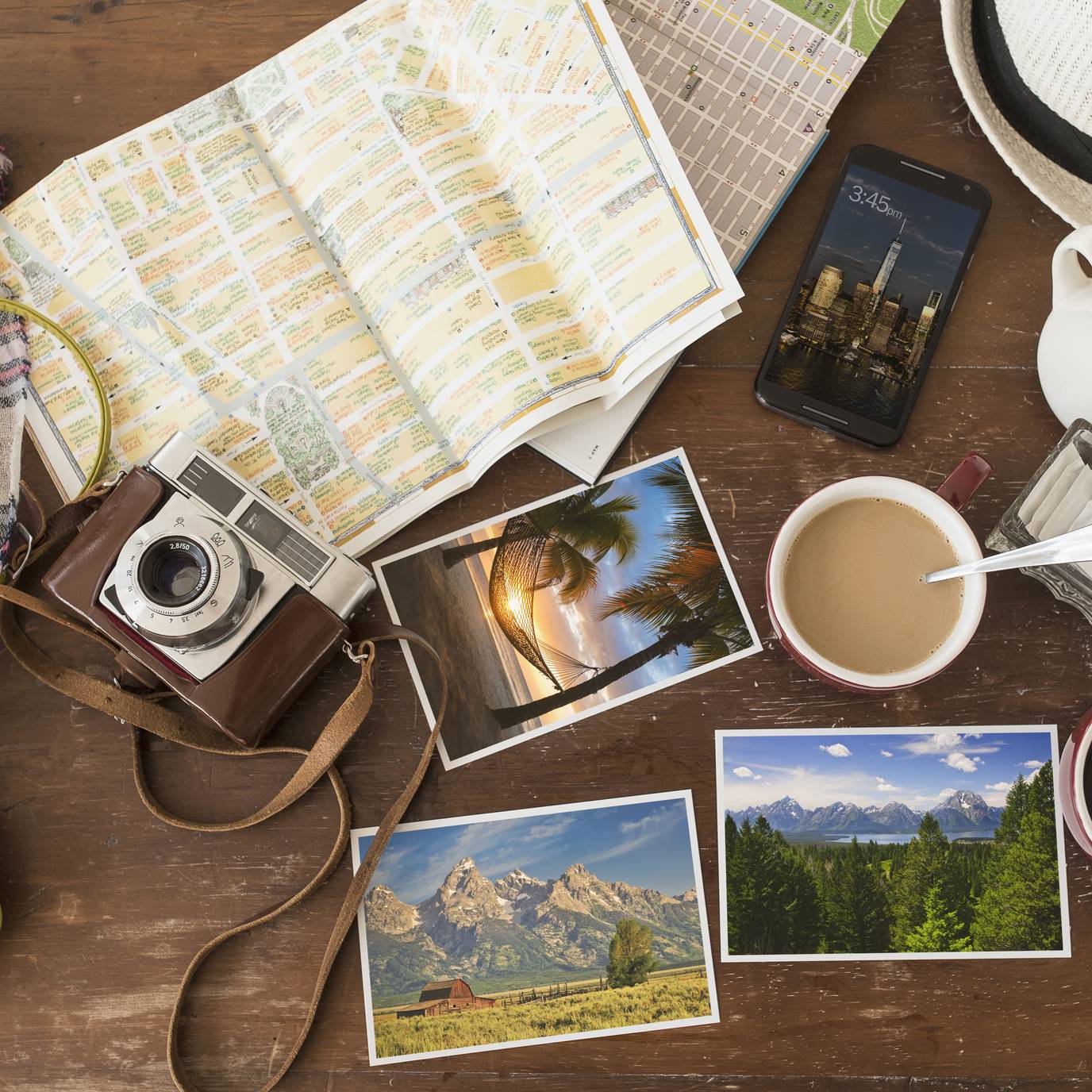 El mòbil, la tauleta i els 'gadgets' en general ja són un imprescindible a les maletes | iStock