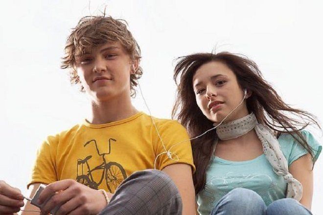 Quien no ha compartido nunca unos auriculares para escuchar una canción? Quien no ha compartido nunca unos auriculares para escuchar una canción?