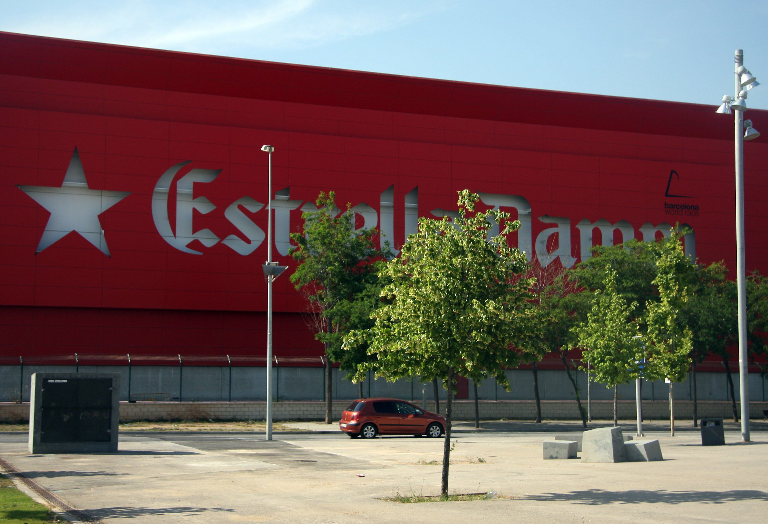 La fàbrica de la Damm al Prat de Llobregat La fàbrica de la Damm al Prat de Llobregat