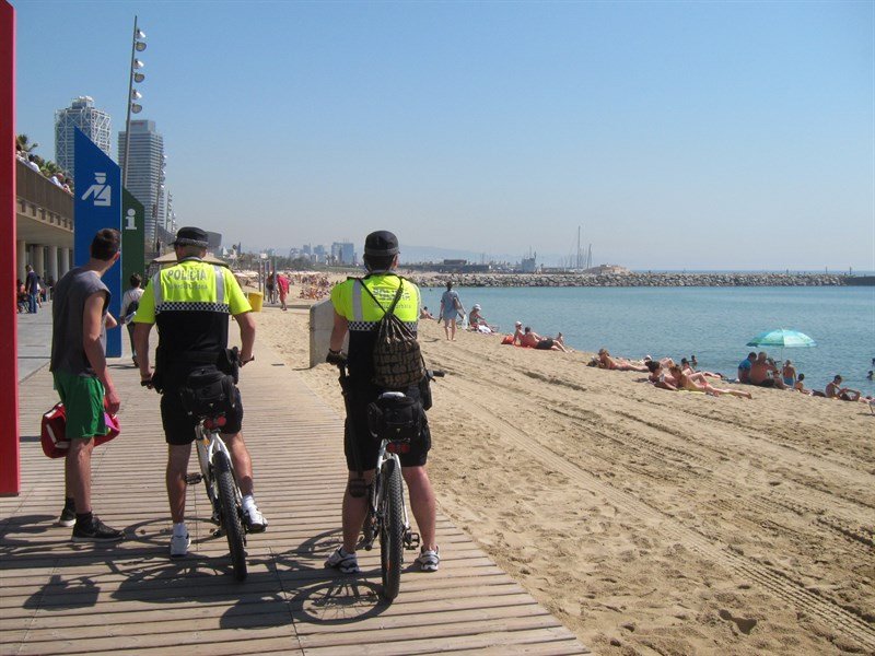 Dos agents de la Guàrdia Urbana a la platja del Somorrostro de Barcelona Dos agents de la Guàrdia Urbana a la platja del Somorrostro de Barcelona