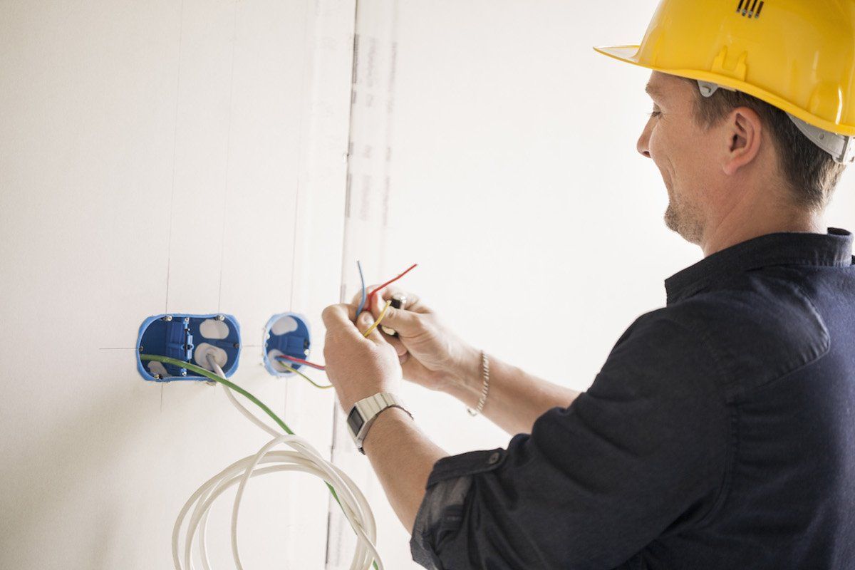 Un lampista preparant la instal·lació d'un habitatge