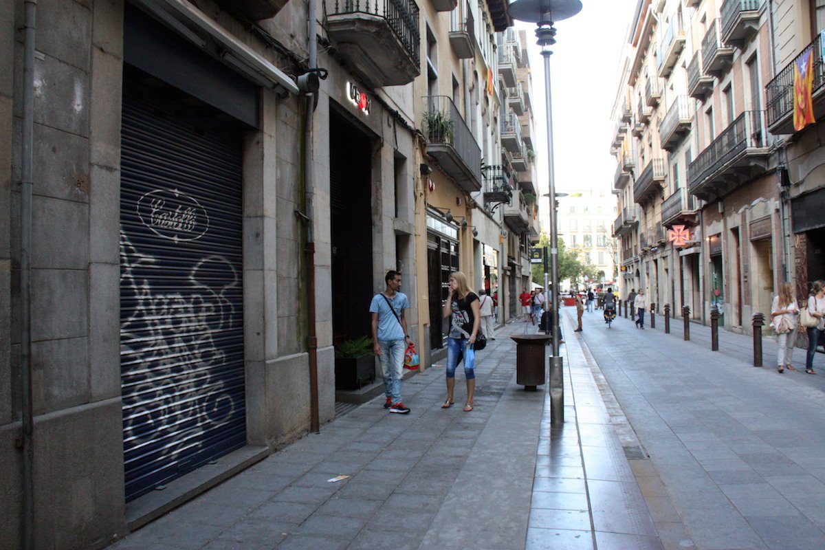 La persiana abaixada mostra el tancament de comerços mítics, com la pastisseria Castelló a Barcelona La persiana abaixada mostra el tancament de comerços mítics, com la pastisseria Castelló a Barcelona