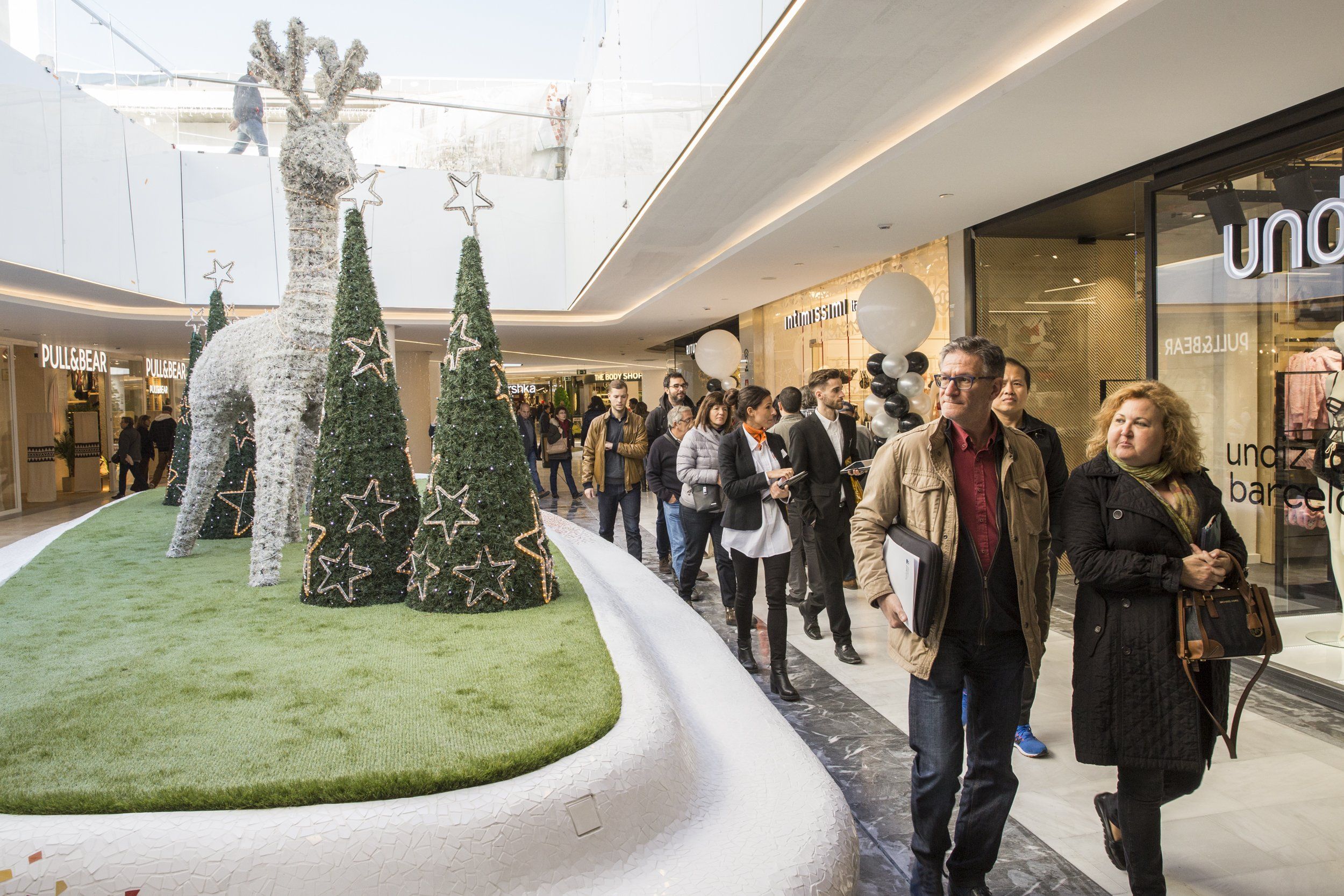 Els primers compradors ja han passejat per unes Glòries renovades Els primers compradors ja han passejat per unes Glòries renovades