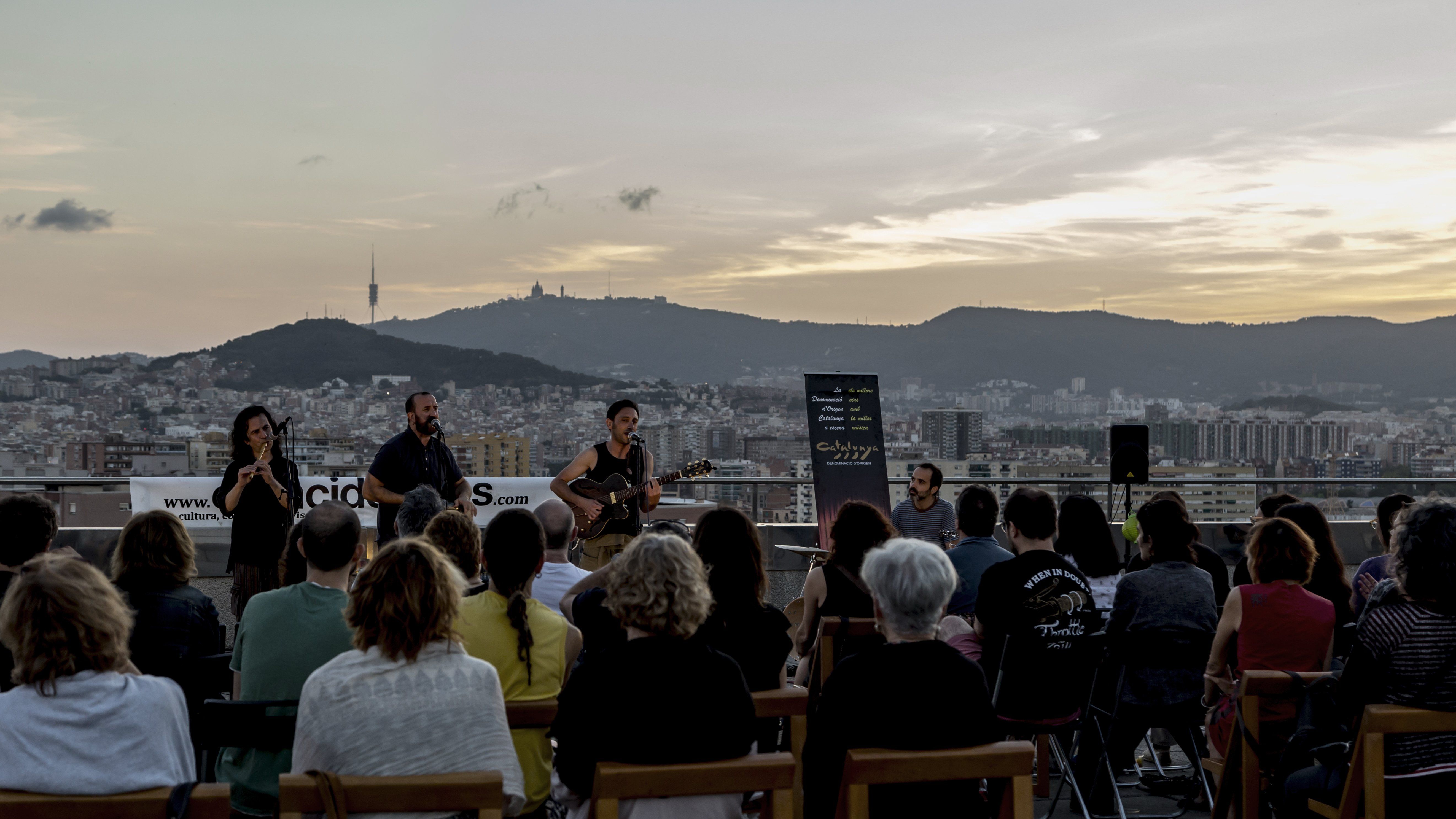 Una actuación musical en una azotea de Barcelona Una actuación musical en una azotea de Barcelona