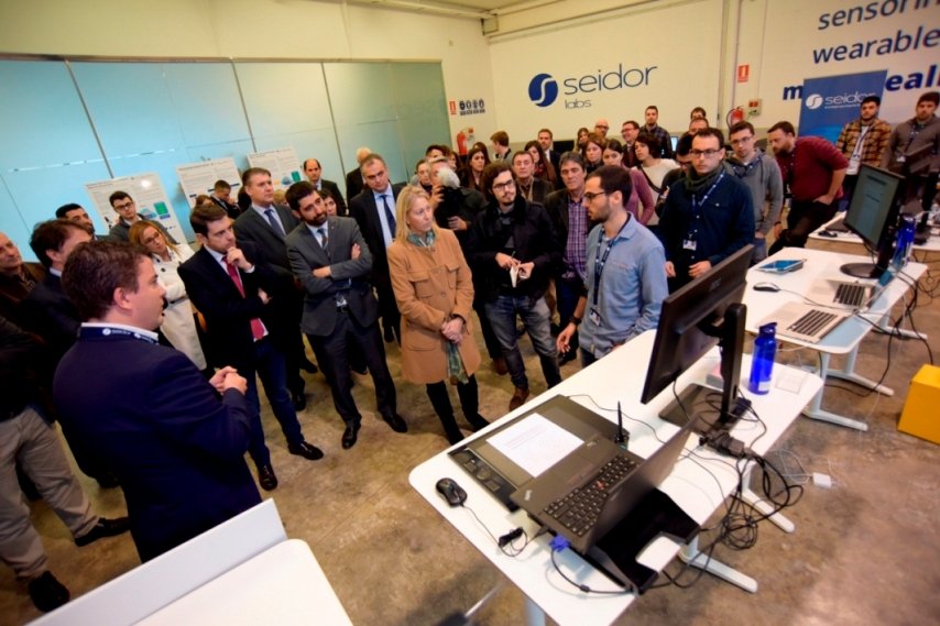 Un dels investigadors de Seidor Labs mostra les instal·lacions a la portaveu del Govern, Neus Munté