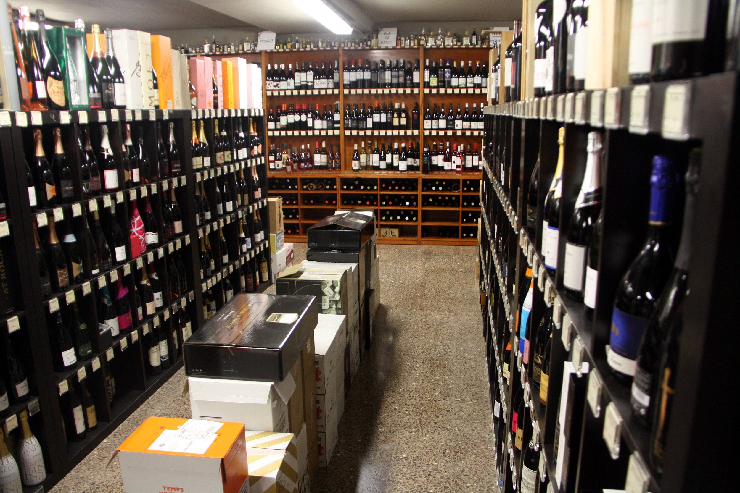 L'interior de la botiga El Petit Celler de Manresa