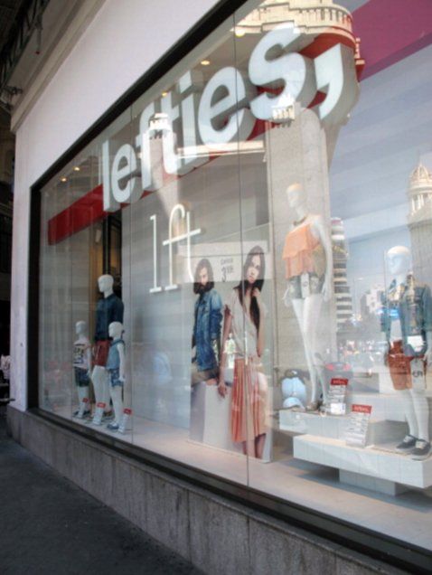 Lefties representa el segmento de precio más bajo de todas las cadenas que conforman Inditex Lefties representa el segmento de precio más bajo de todas las cadenas que conforman Inditex