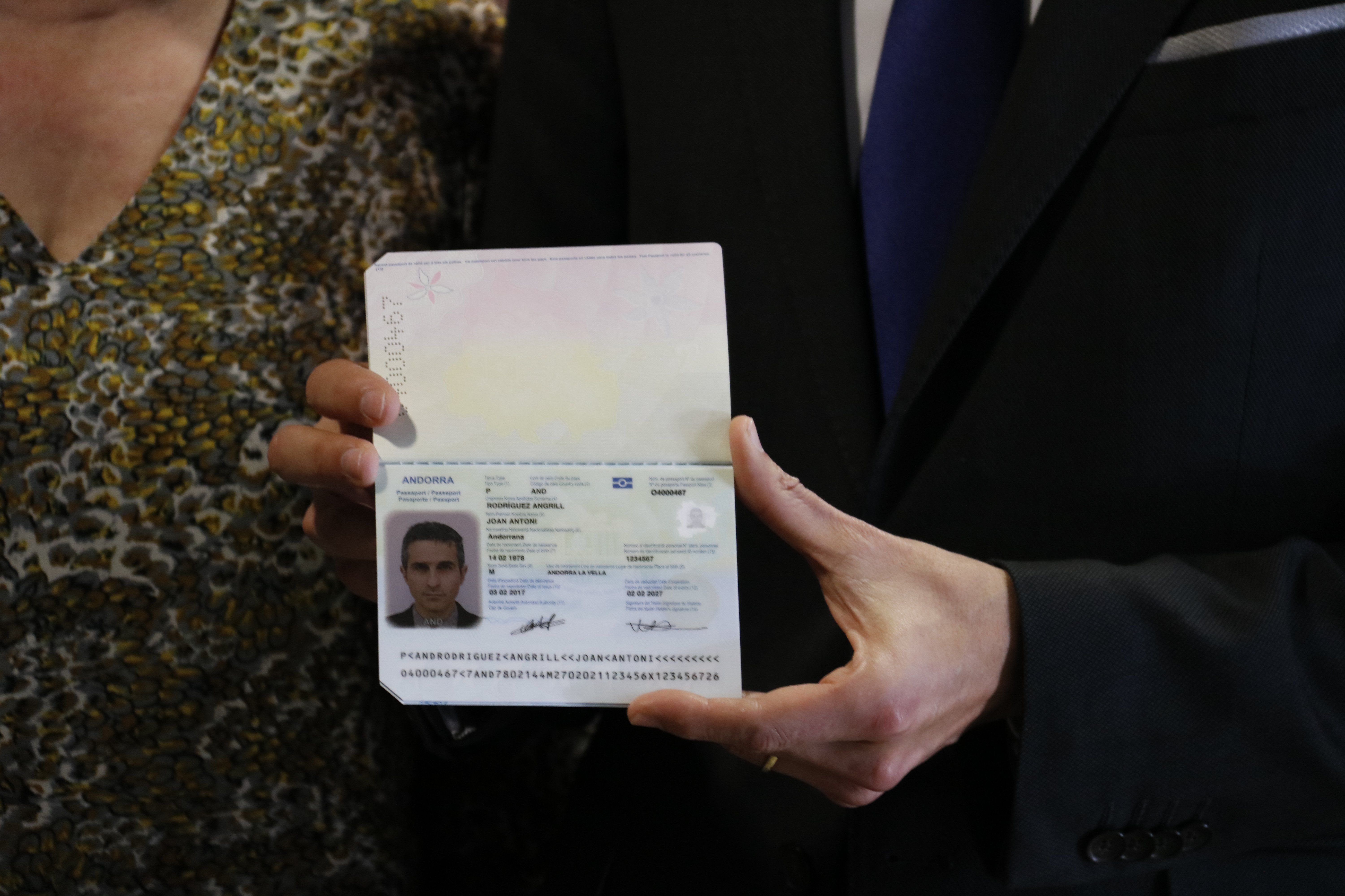 Un dels nous passaports d'Andorra