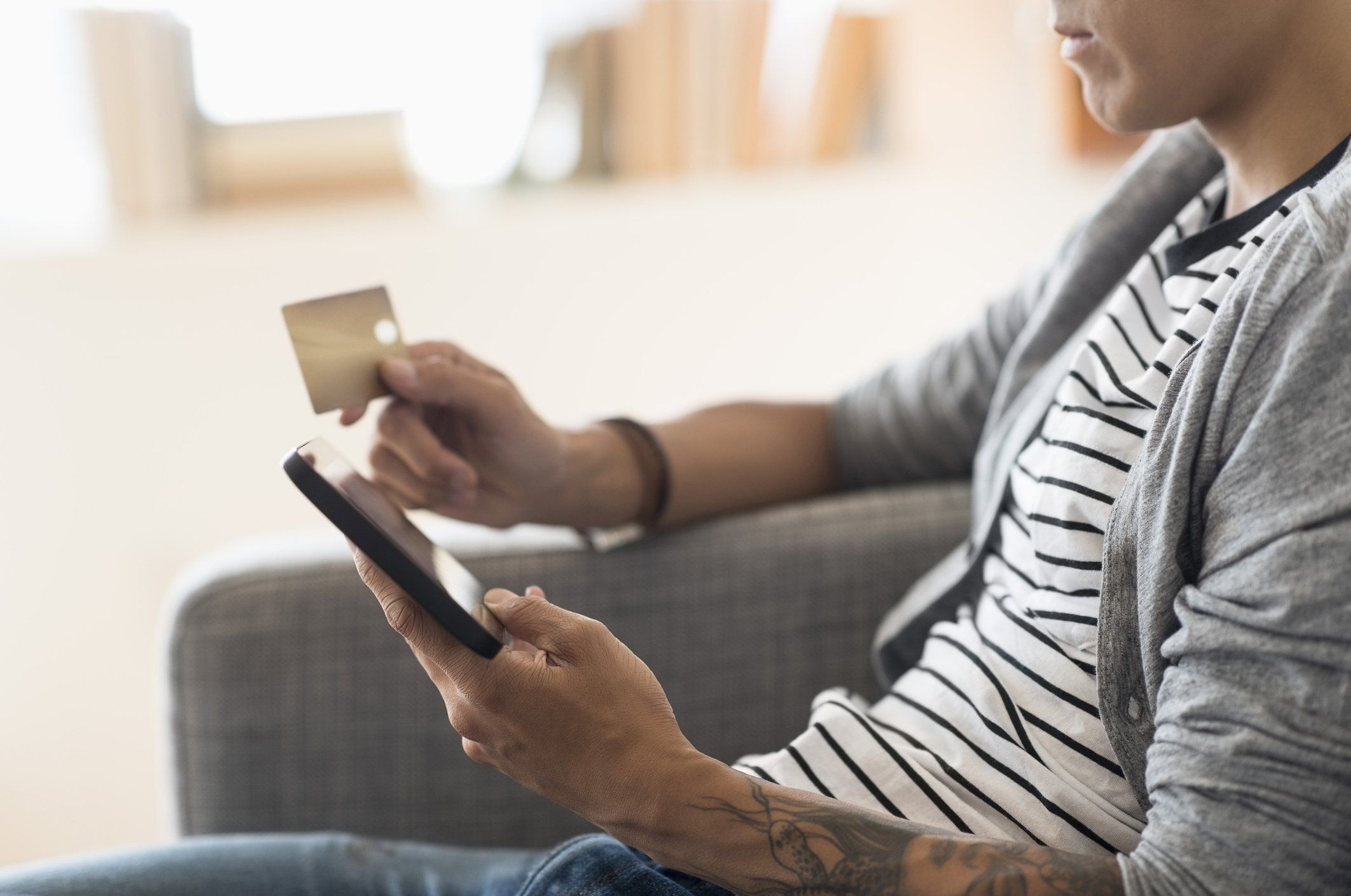 Comprar a través de los dispositivos móviles es una alternativa más frecuente Comprar a través de los dispositivos móviles es una alternativa más frecuente
